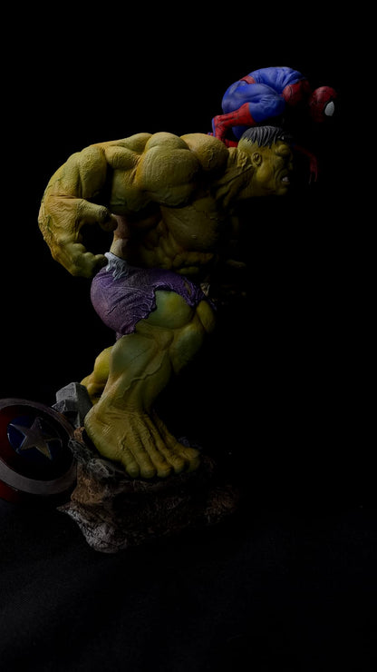 Hulk & Spider-Man Diorama 25 cm | Miravi