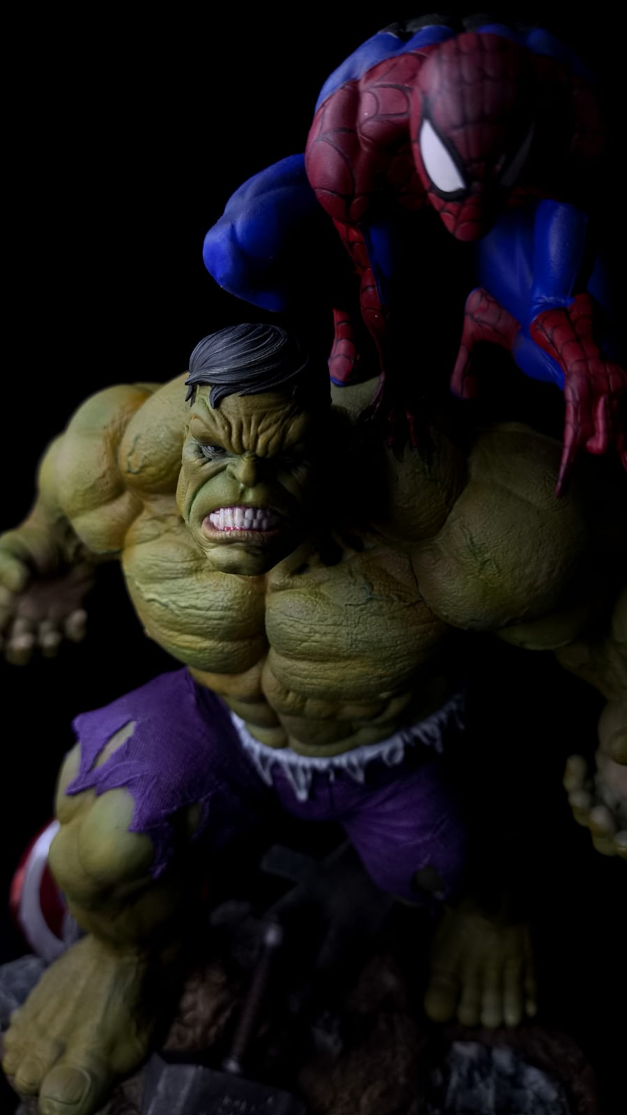Hulk & Spider-Man Diorama 25 cm | Miravi