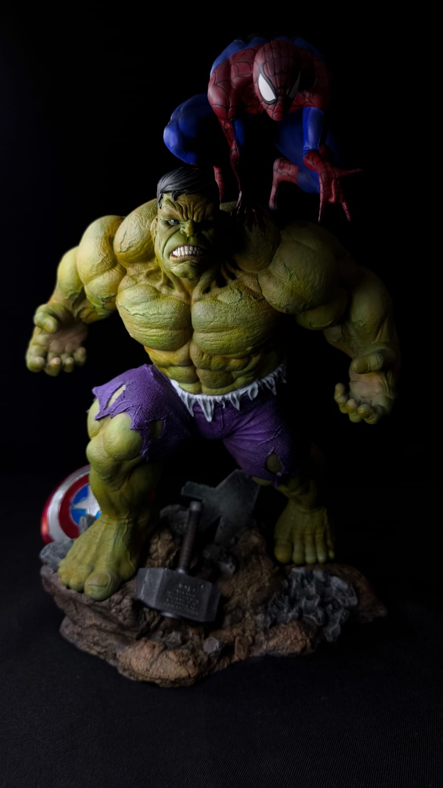 Hulk & Spider-Man Diorama 25 cm | Miravi